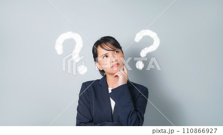 疑問を持つビジネススーツを着た女性 110866927