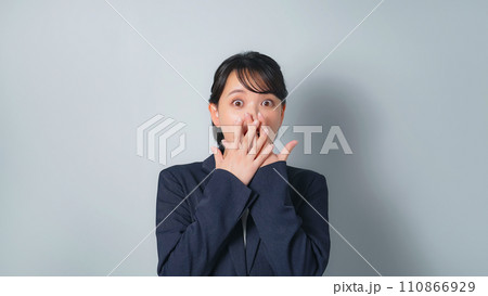 びっくりするビジネススーツを着た女性 110866929