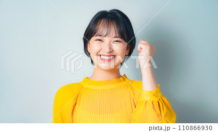 ガッツポーズする女性 110866930