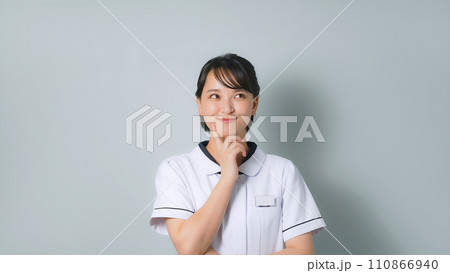 楽しそうに考える白衣を着た女性 110866940