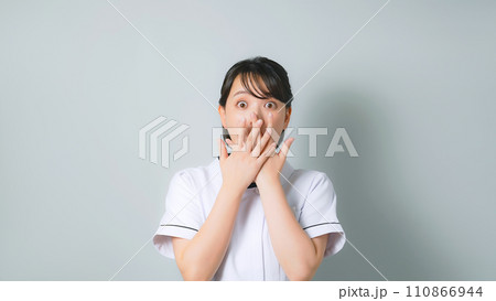 びっくりする白衣を着た女性 びっくりする白衣を着た女性 110866944