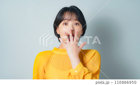びっくりする女性 110866950