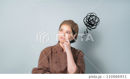 落ち込む調理服を着た女性 落ち込む調理服を着た女性 110866951