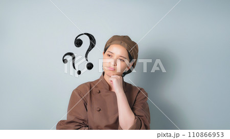 疑問を持つ調理服を着た女性 疑問を持つ調理服を着た女性 110866953