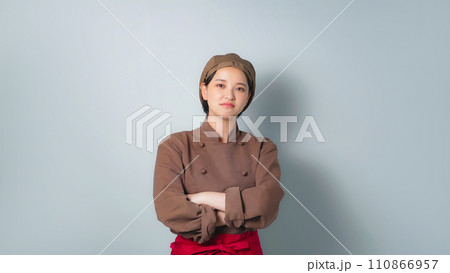 怒る調理服を着た女性 110866957