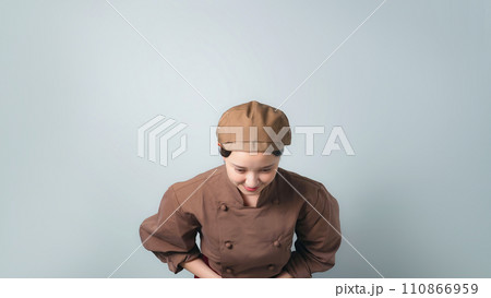 お辞儀する調理服を着た女性 110866959