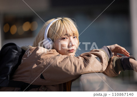 ストリートスナップ　若い女性のポートレート　 110867140