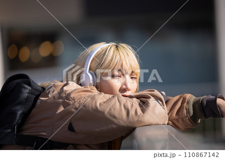 ストリートスナップ　若い女性のポートレート　 110867142