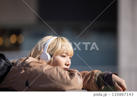 ストリートスナップ　若い女性のポートレート　 110867143