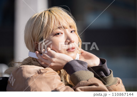 ストリートスナップ　若い女性のポートレート　 110867144