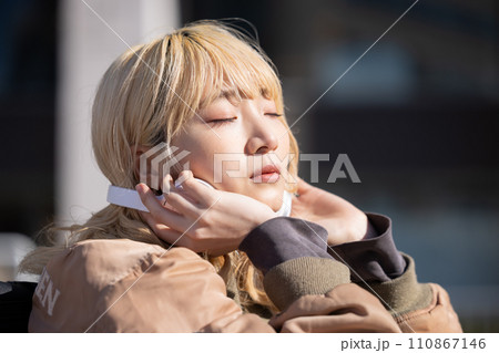 ストリートスナップ 若い女性のポートレート ストリートスナップ 若い女性のポートレート 110867146