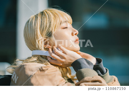 ストリートスナップ 若い女性のポートレート ストリートスナップ 若い女性のポートレート 110867150