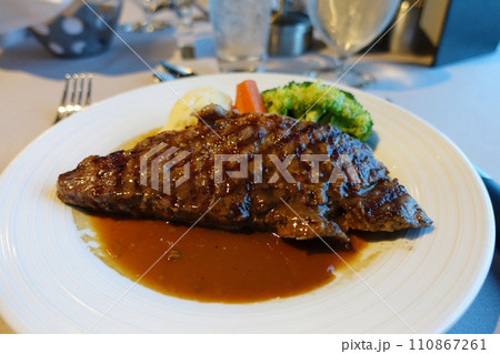 豪華客船での食事　ステーキ 110867261