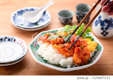 海老チリ丼 海老チリ丼 110867511