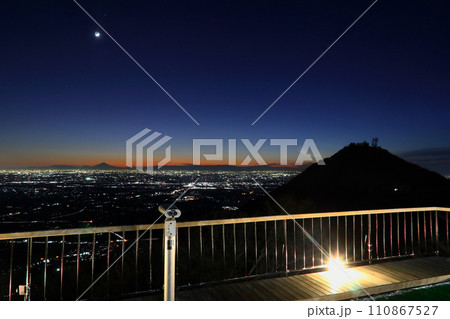 ロマンチック茨城（冬空のスターダストクルージング。筑波山ロープウェー展望台より関東平野を一望する。） 110867527