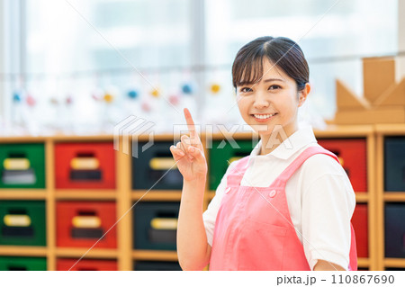 保育士の若い女性。 保育士の若い女性。 110867690