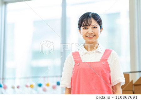 保育士の若い女性。 保育士の若い女性。 110867691