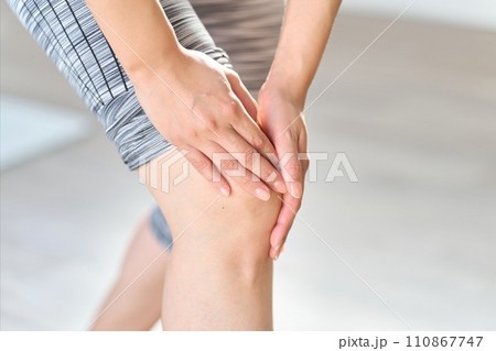トレーニングで膝を痛める女性	 110867747