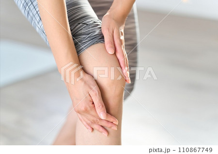 トレーニングで膝を痛める女性 トレーニングで膝を痛める女性 110867749