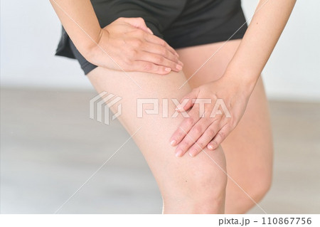 トレーニングで太ももを痛める女性 110867756