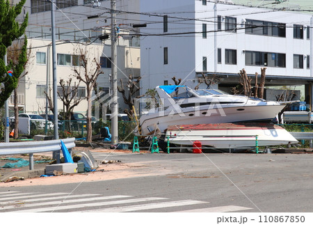 台風による高潮で、市街地まで流された小型船（2018年の台風21号） 110867850