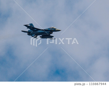 青空を飛ぶ航空自衛隊の戦闘機 青空を飛ぶ航空自衛隊の戦闘機 110867944