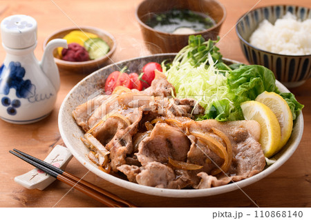 豚肉の生姜焼き定食 110868140