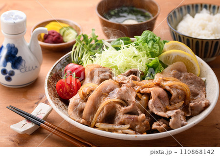 豚肉の生姜焼き定食 110868142