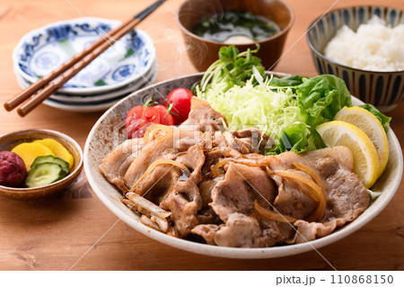 豚肉の生姜焼き定食 110868150