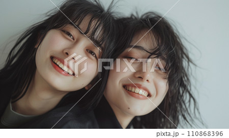 日本の女性同性愛者カップルの愛と笑顔 110868396