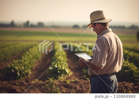 タブレット端末で生産管理する男性01 タブレット端末で生産管理する男性01 110868980