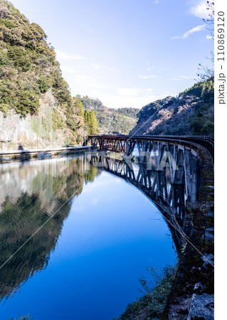 旧高千穂鉄道の第三五ヶ瀬川橋とダム湖 110869120