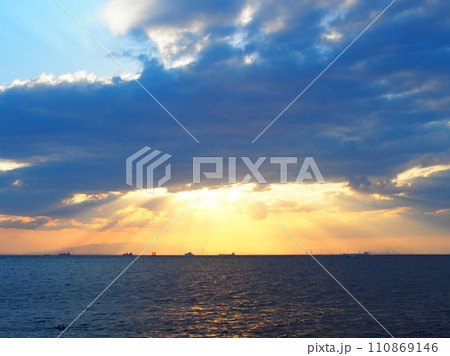 夕日の後光と水面に漂う船 夕日の後光と水面に漂う船 110869146