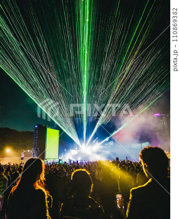 ライブパフォーマンスをするDJ 110869382