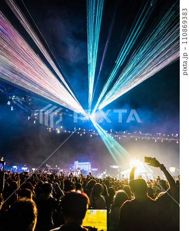 ライブパフォーマンスをするDJ ライブパフォーマンスをするDJ 110869383
