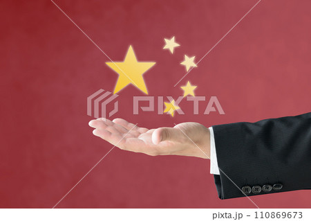 中国国旗の星をかざす男性の手元 110869673
