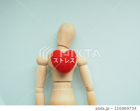 マネキンの胸の赤いハートにストレスの文字 110869734