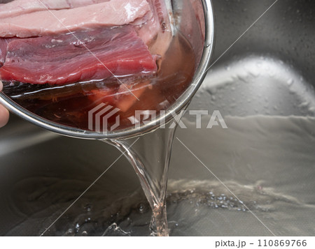 マグロの血合を血抜で臭み取り 110869766