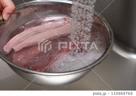 マグロの血合を血抜きで臭み除去 マグロの血合を血抜きで臭み除去 110869768