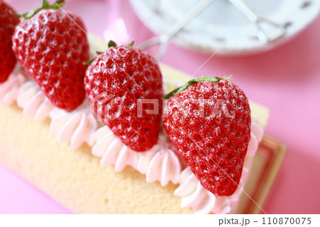 おいしいイチゴロール アップ おいしいイチゴロール アップ 110870075