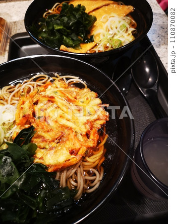 立ち食い蕎麦屋のかき揚げ天ぷらそばときつねそば 110870082