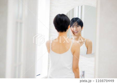 洗面所でスキンケアをする女性 110870449