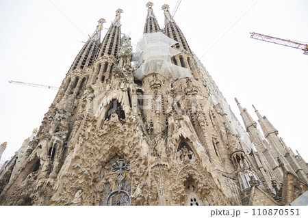 空に映える大聖堂 110870551