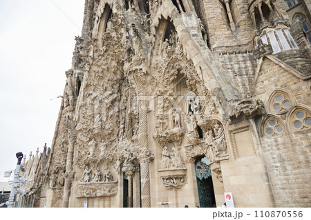 空に映える大聖堂 110870556