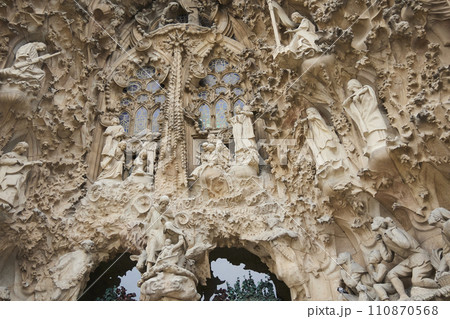 空に映える大聖堂 110870568