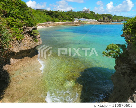 沖縄県読谷村　ミーグスク（再現）周辺の海岸風景 110870603