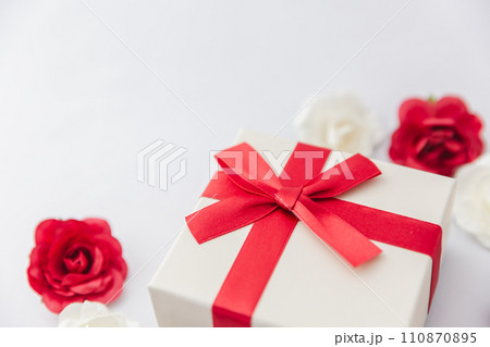 【バレンタインデー】赤いリボンのギフトボックス 【バレンタインデー】赤いリボンのギフトボックス 110870895