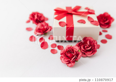 【バレンタインデー】赤いリボンのギフトボックス 110870917