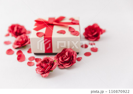 【バレンタインデー】赤いリボンのギフトボックス 110870922
