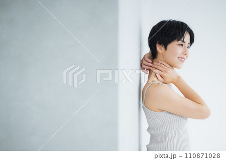 ショートヘアの若い女性 110871028